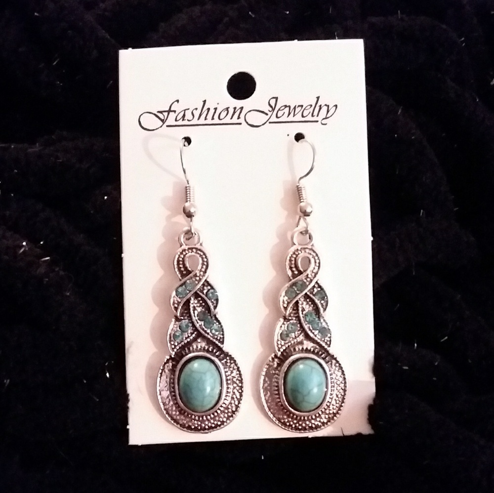 NWOT Beautiful Dangle Fashion Earrings